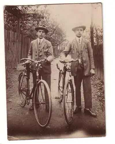 00363 Original Foto 2 Männer mit Fahrrädern um 1920