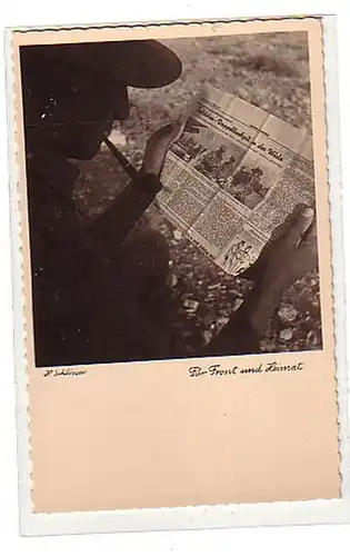 00250 Foto Afrikafeldzug Soldat liest Zeitung um 1942
