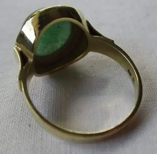 charmanter 585er Goldring mit elegantem grünem Edelstein (125785)