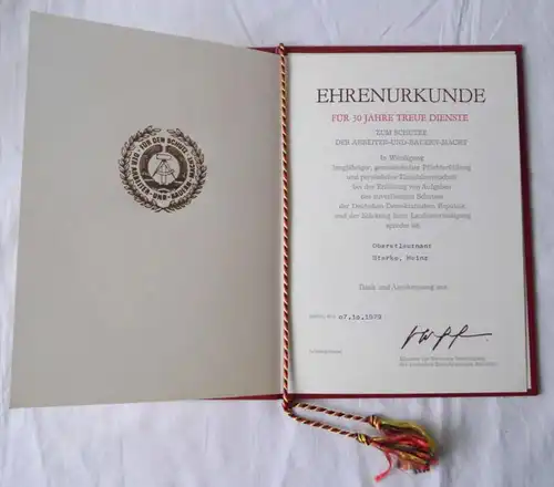4e République démocratique allemande Spange NVA plus documents (100782)