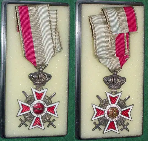 Ordre émaillé de la Couronne de Roumanie 2. Modèle (1932-1944) avec épées