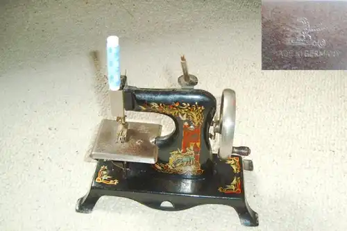 Machine à coudre décorative pour enfants en métal vers 1900 (DI8289)