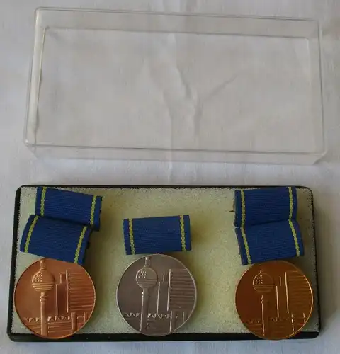 3 x DDR Medaillen für Leistungen im Bauwesen Gold Silber Bronze (108733)
