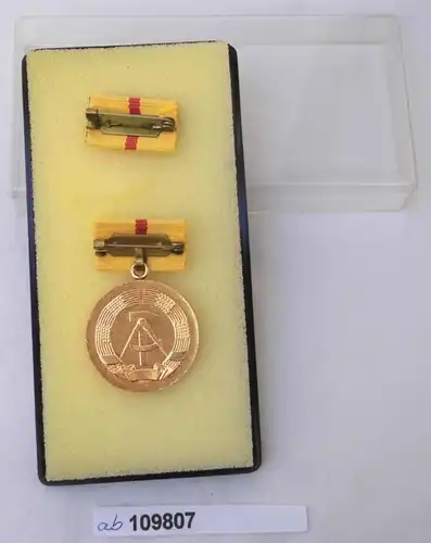 DDR Medaille für hervorragende Leistungen Chemische Industrie im Etui (109807)