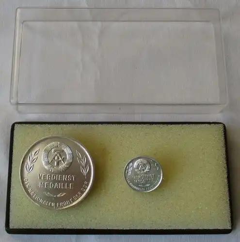 Médaille de mérite du Front national du modèle de RDA échantillon (107031)