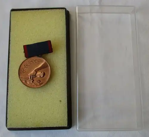 DDR Médaille d'engagement désintéressé dans la lutte contre les catastrophes (108334)