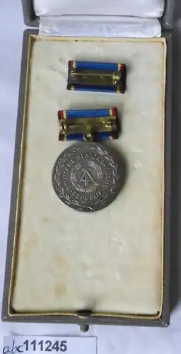 DDR rare Ordre Wilhelm Christoph Hufeland médaille dans l'originale (111245)