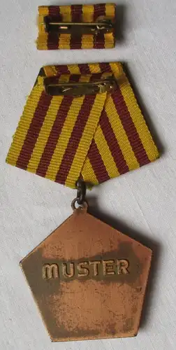 DDR Ordres de combat pour les mérites du peuple et de la patrie dans le modèle de bronze (110703)