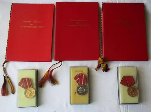 DDR Verdienstmedaille der NVA in Bronze bis Gold + Urkunden ab 1965 (112425)