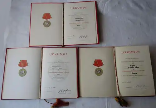 Médaille du Mérite de la NVA en bronze à l'or + actes à partir de 1965 (112425)