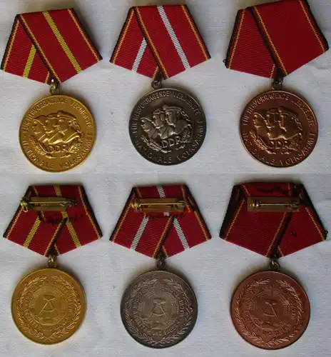 DDR Verdienstmedaille der NVA in Bronze bis Gold + Urkunden ab 1965 (112425)