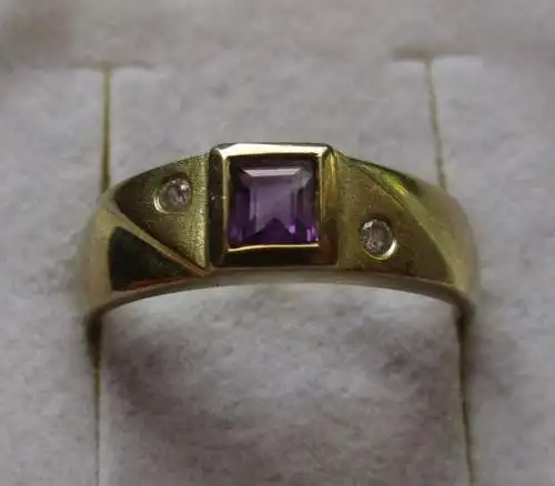 hübscher Damen Ring aus 333er Gold mit weißem und violettem Edelstein (120242)