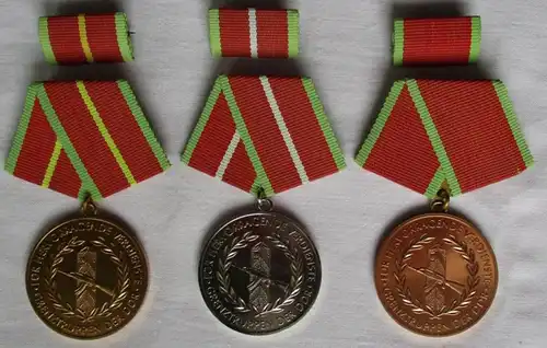DDR Verdienstmedaille der Grenztruppen in Bronze, Silber & Gold im Etui (113540)