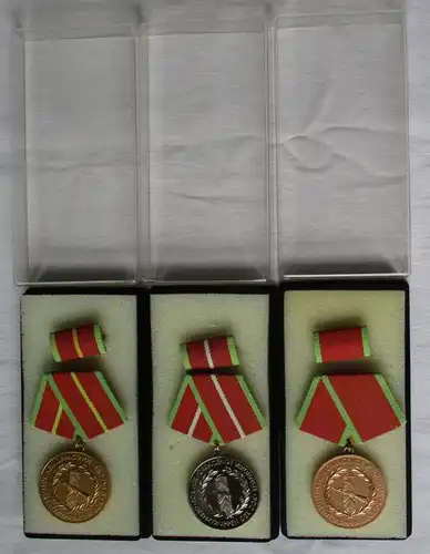 Médaille de mérite des troupes frontalières de RDA en bronze, argent & or dans l'Etui (113540)