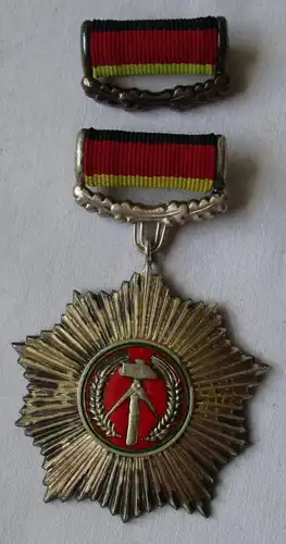 L'ancien ordre du Mérite Périodique de RDA en argent dans l'original Etui 4c (134803)