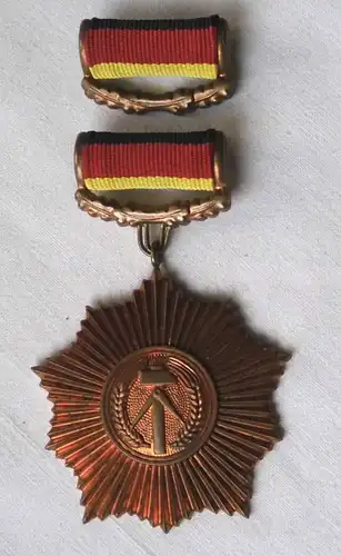 L'ancien ordre du Mérite patriotique de la RDA en bronze dans l'original Etui (117173)
