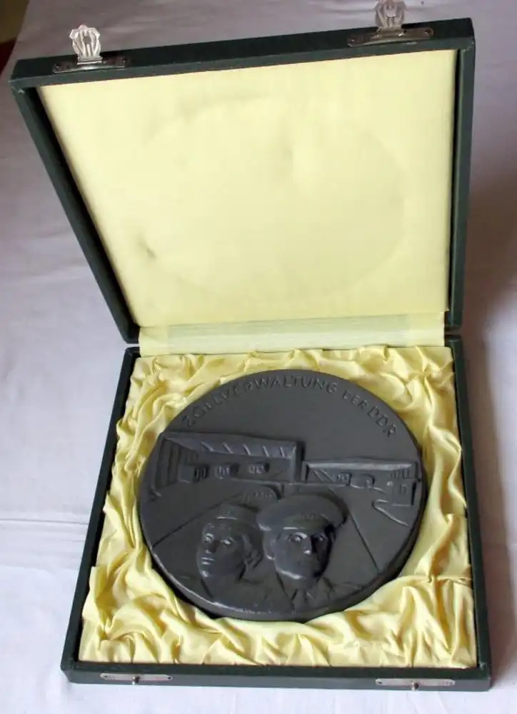 seltenes Sammlerstck DDR Keramik Medaille Zollverwaltung der DDR (108515) 0