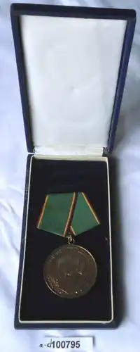 Médaille de services fidèles dans la police populaire casernée (100795)