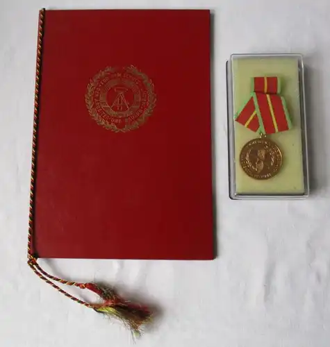 Médaille du mérite de la RDA des troupes frontalières en or dans l'Etui avec acte (13143)