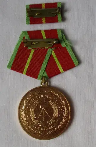 Médaille du mérite de la RDA des troupes frontalières en or dans l'Etui avec acte (13143)