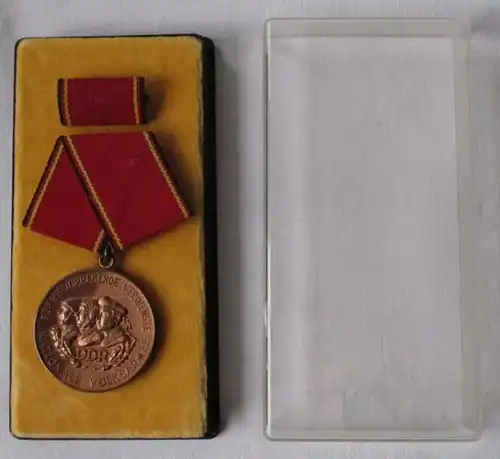 DDR Verdienstmedaille der NVA Nationale Volksarmee Bronze Bartel 147 b (107413)
