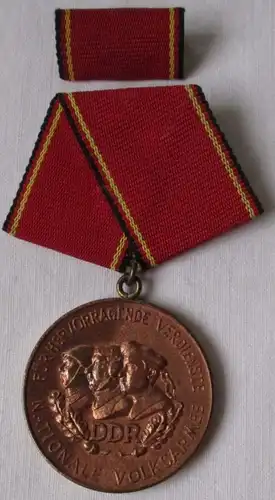 DDR Verdienstmedaille der NVA Nationale Volksarmee Bronze Bartel 147 b (107413)