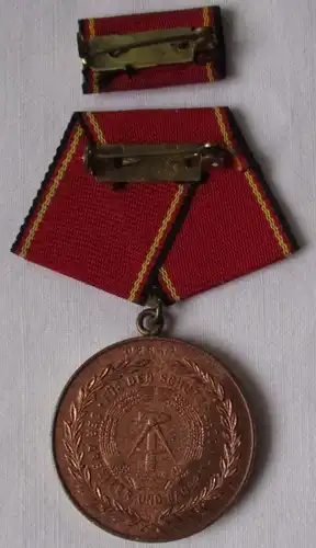 DDR Verdienstmedaille der NVA Nationale Volksarmee Bronze Bartel 147 b (107413)