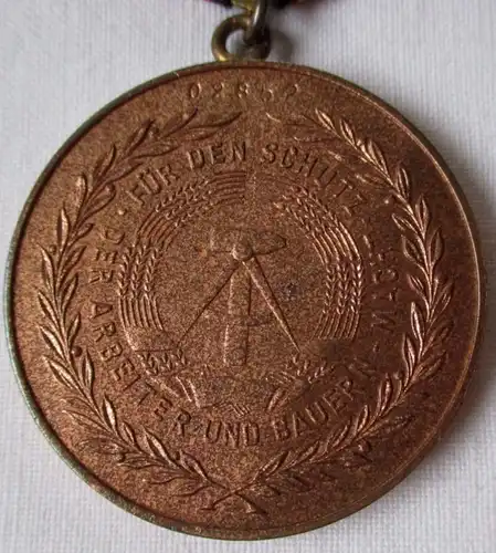 DDR Verdienstmedaille der NVA Nationale Volksarmee Bronze Bartel 147 b (107413)