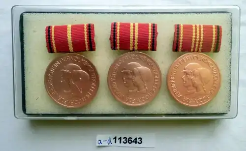 3 x DDR Médaille de service de fidélité du contrôle populaire tous les niveaux dans l'Etui (113643)