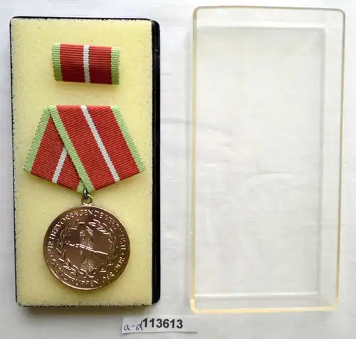 Médaille de mérite de la RDA des troupes frontalières en argent dans l'Etui (113613)