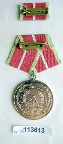 Médaille de mérite de la RDA des troupes frontalières en argent dans l'Etui (113613)
