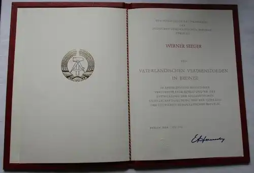 DDR alter Vaterländischer Verdienstorden in Bronze plus Urkunde 1982 (135348)