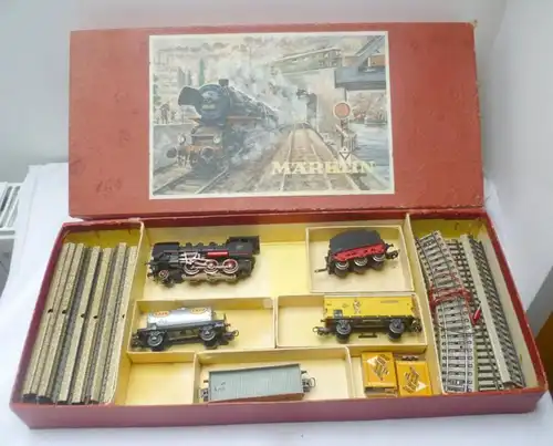 Original Karton mit Märklin Dampflokomotive + 3 Hänger und Schienen (100357)