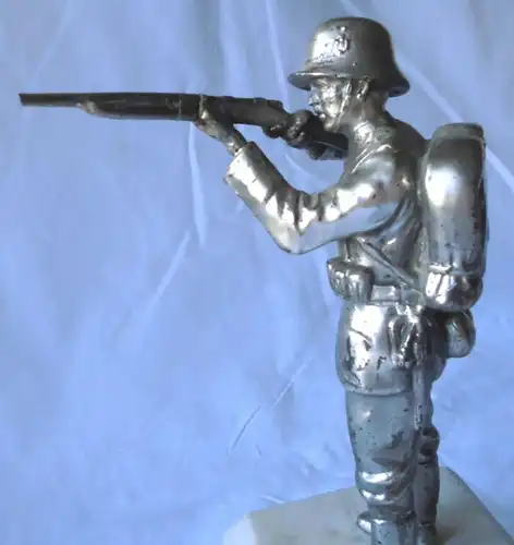 Wehrmacht Schießpreis Soldat in Uniform mit Gewehr und Ausrüstung (103490)