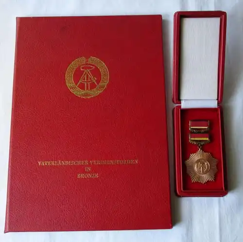 L'ancien ordre du Mérite Périodique de la RDA en bronze plus le document (100540)