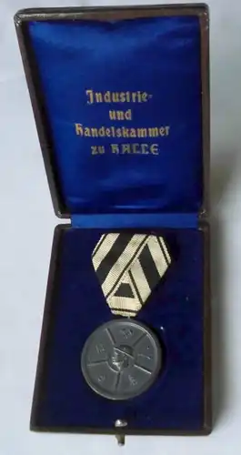 Chambre de commerce de médailles Halle a.S. pour fidèle dans le travail dans l'Etui (113854)