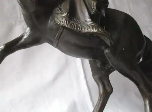 alte Bronzefigur Skulptur aufbäumendes Pferd mit Tuch 8,3kg 37 cm Höhe (114179)