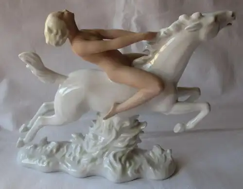 Schaubach Kunst Erotik Figur Akt Frau auf weißem Pferd H 16 cm (114523)