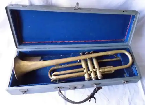 vieille trompette de la société Meinel & Herold Klingenthal dans l'encadré (101496)