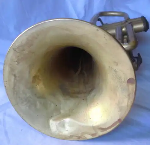 alte Trompete der Firma Meinel & Herold Klingenthal im Kasten (101496)