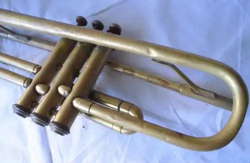 vieille trompette de la société Meinel & Herold Klingenthal dans l'encadré (101496)