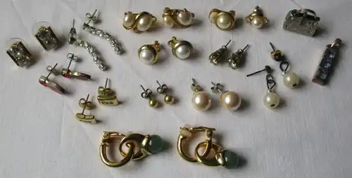 schöne Sammlung mit 44 Stücken Modeschmuck Ringe, Ohrringe Ketten usw. (110597)