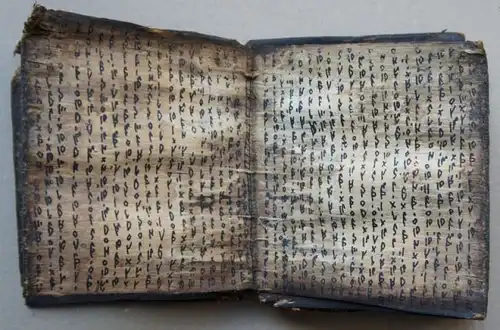Original handschriftliches Zauber oder Weissagungbuch der Batak auf Baumrinde. Zauberspruch oder Rezeptbuch (Pustaha) (Batak. Zentralsumatra).