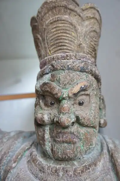 Gruppe von 6 großen Tempelwächtern aus Holz. China nach Art der Ming-Dynastie. Mit Resten von alten Farbpigmenten und diversen Beschädigungen an Extremitäten. Sehr dekorativ, als Gruppe von 8 Figuren sehr selten. 0