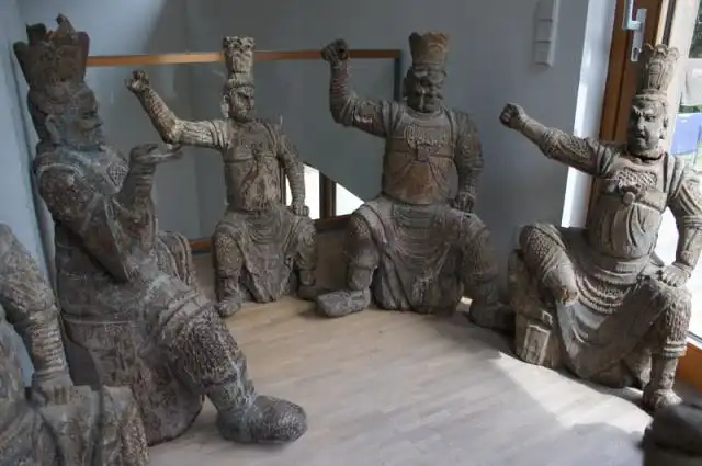 Gruppe von 6 großen Tempelwächtern aus Holz. China nach Art der Ming-Dynastie. Mit Resten von alten Farbpigmenten und diversen Beschädigungen an Extremitäten. Sehr dekorativ, als Gruppe von 8 Figuren sehr selten. 1