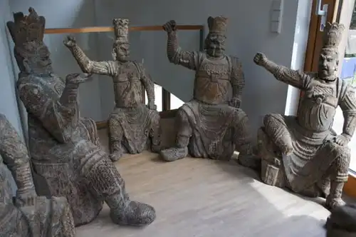 Gruppe von 6 großen Tempelwächtern aus Holz. China nach Art der Ming-Dynastie. Mit Resten von alten Farbpigmenten und diversen Beschädigungen an Extremitäten. Sehr dekorativ, als Gruppe von 8 Figuren sehr selten.