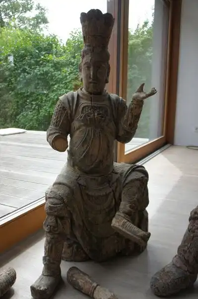 Gruppe von 6 großen Tempelwächtern aus Holz. China nach Art der Ming-Dynastie. Mit Resten von alten Farbpigmenten und diversen Beschädigungen an Extremitäten. Sehr dekorativ, als Gruppe von 8 Figuren sehr selten. 2