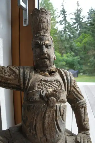 Gruppe von 6 großen Tempelwächtern aus Holz. China nach Art der Ming-Dynastie. Mit Resten von alten Farbpigmenten und diversen Beschädigungen an Extremitäten. Sehr dekorativ, als Gruppe von 8 Figuren sehr selten. 3