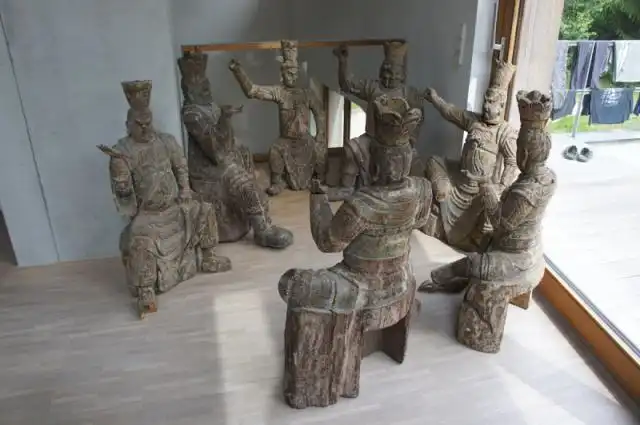 Gruppe von 6 großen Tempelwächtern aus Holz. China nach Art der Ming-Dynastie. Mit Resten von alten Farbpigmenten und diversen Beschädigungen an Extremitäten. Sehr dekorativ, als Gruppe von 8 Figuren sehr selten. 4