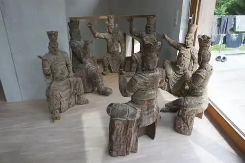 Gruppe von 6 großen Tempelwächtern aus Holz. China nach Art der Ming-Dynastie. Mit Resten von alten Farbpigmenten und diversen Beschädigungen an Extremitäten. Sehr dekorativ, als Gruppe von 8 Figuren sehr selten.